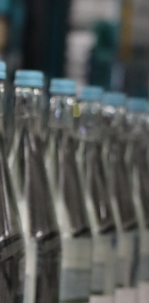 St. Georgsquelle 1-Liter-Flaschen unscharf in Reihe